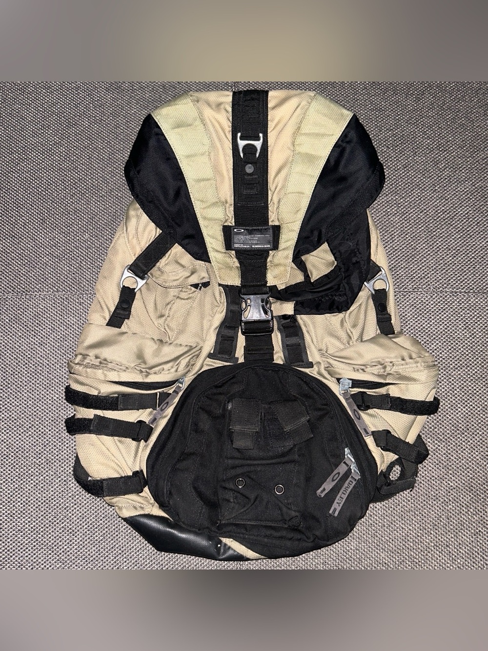 Rare Vintage Oakley Beige and Black Desert 2.0 Backpack